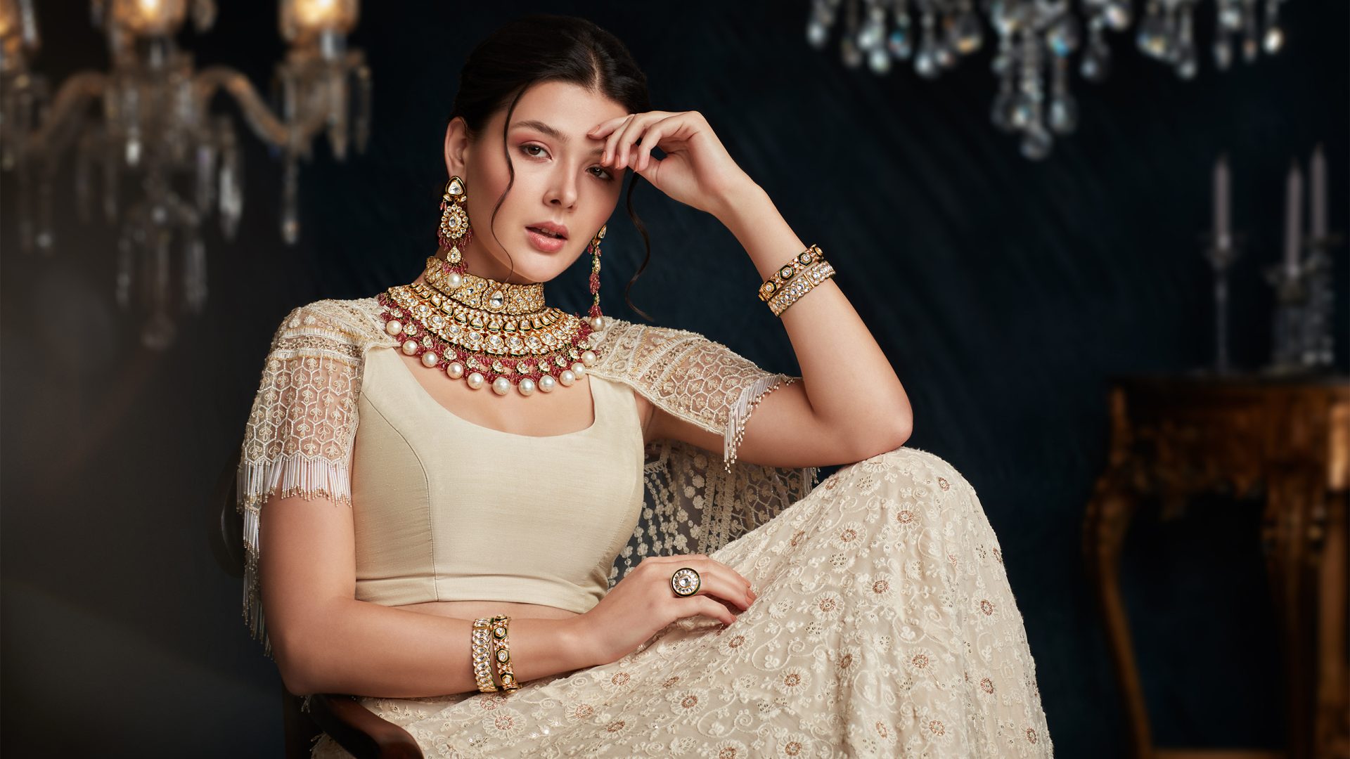 2560 x 1440 Gold Pearl Necklace